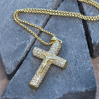 Collar pavé con Jesús crucificado: Detalles brillantes para la fe y el estilo diario