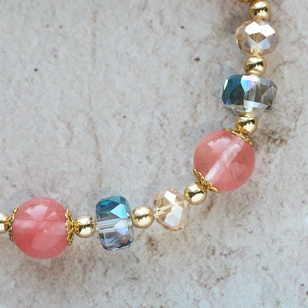 Bracelet perles roses en cristal et facettées avec crucifix doré : Une foi éblouissante pour votre style quotidien