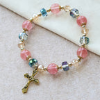 Bracelet perles roses en cristal et facettées avec crucifix doré : Une foi éblouissante pour votre style quotidien