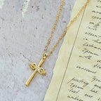 Collares Möbius Cross y Zircon: Comodidad Suave con Simbolismo Sagrado
