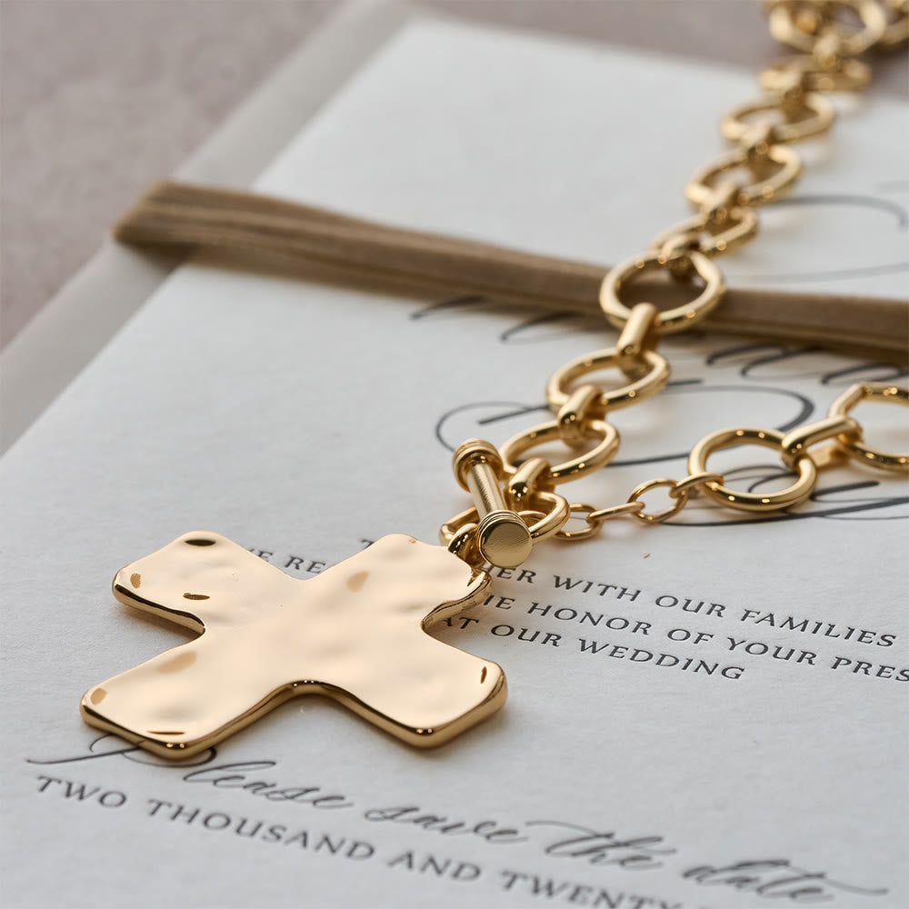 Collier croix martelée : foi contemporaine et dévotion élégante