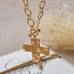 Collier croix martelée : foi contemporaine et dévotion élégante