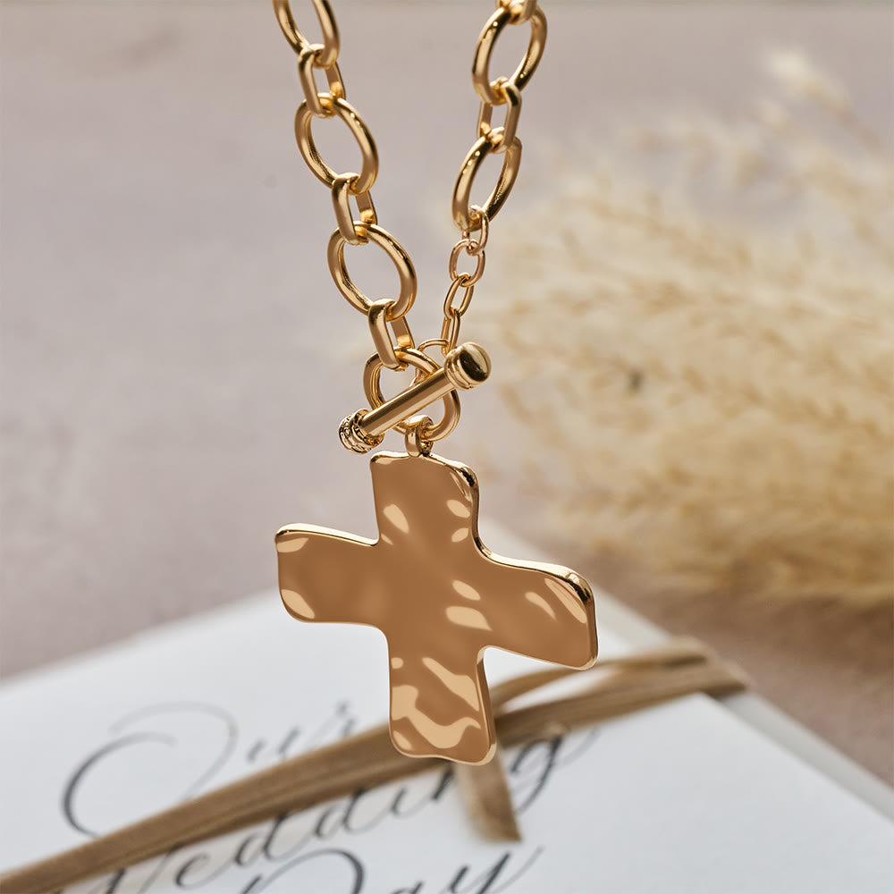 Collier croix martelée : foi contemporaine et dévotion élégante