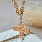 Collier croix martelée : foi contemporaine et dévotion élégante
