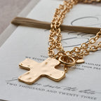 Collier croix martelée : foi contemporaine et dévotion élégante