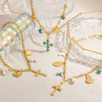 Collier croix et médaille triple : Dévotion délicate au quotidien