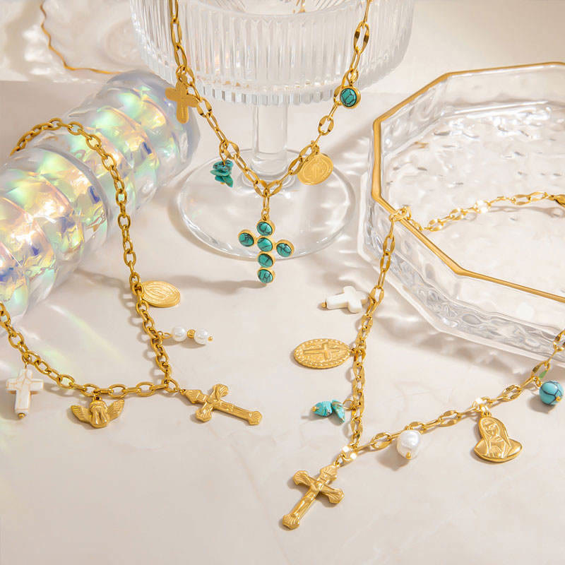 Collier croix et médaille triple : Dévotion délicate au quotidien