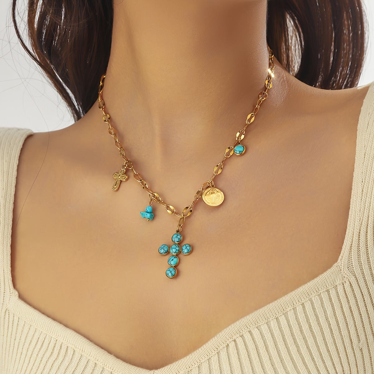 Collier croix et médaille triple : Dévotion délicate au quotidien