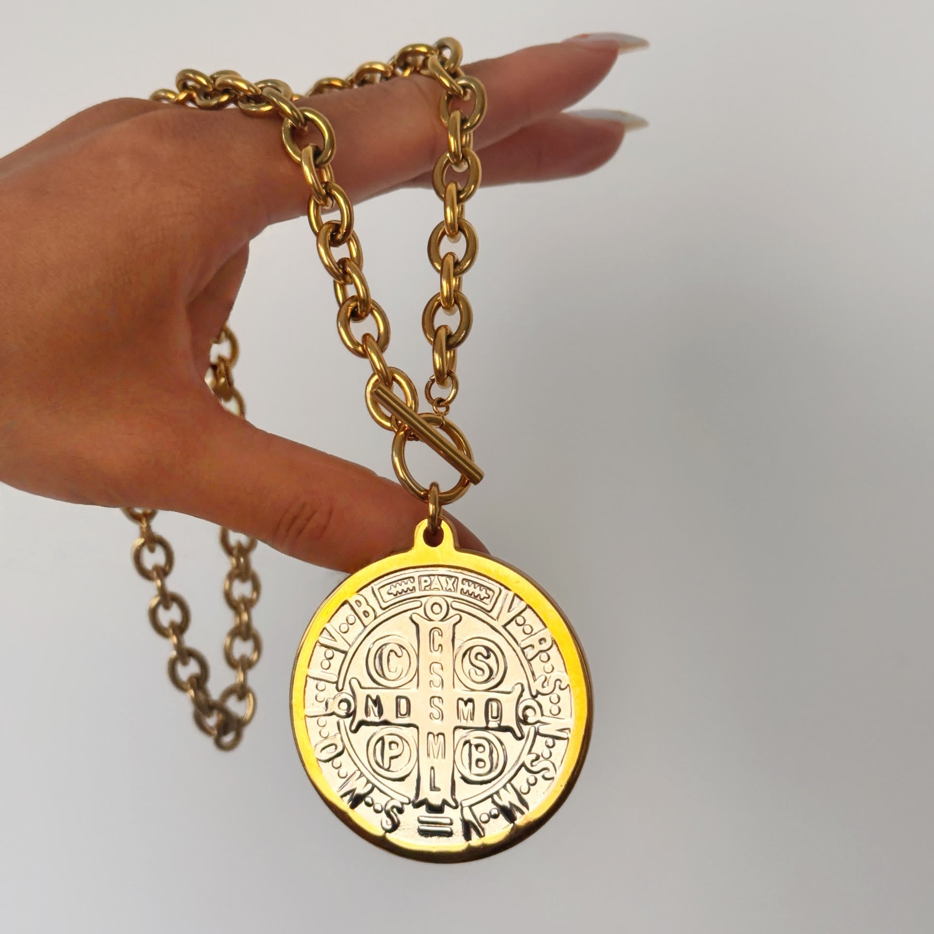 Collier Médaille Saint Benoît Deux Styles : Dévotion Inébranlable pour le Quotidien