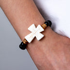 Pulsera cruzada texturizada multiestilo: devoción audaz para el uso diario