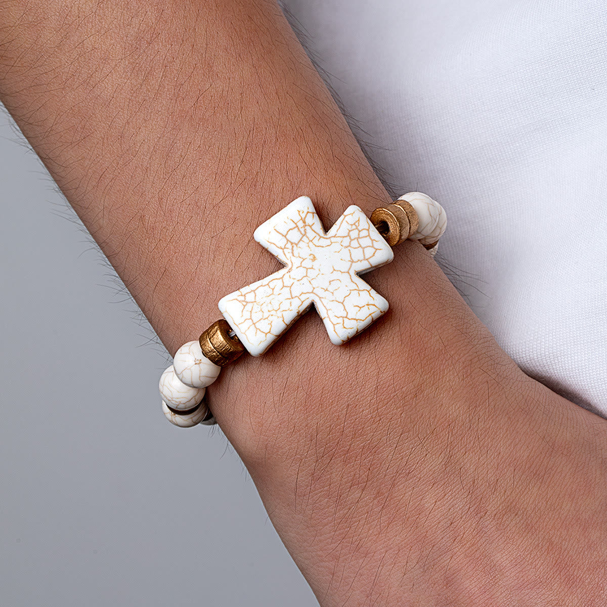 Pulsera cruzada texturizada multiestilo: devoción audaz para el uso diario
