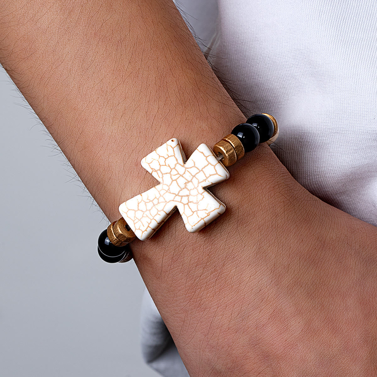Pulsera cruzada texturizada multiestilo: devoción audaz para el uso diario