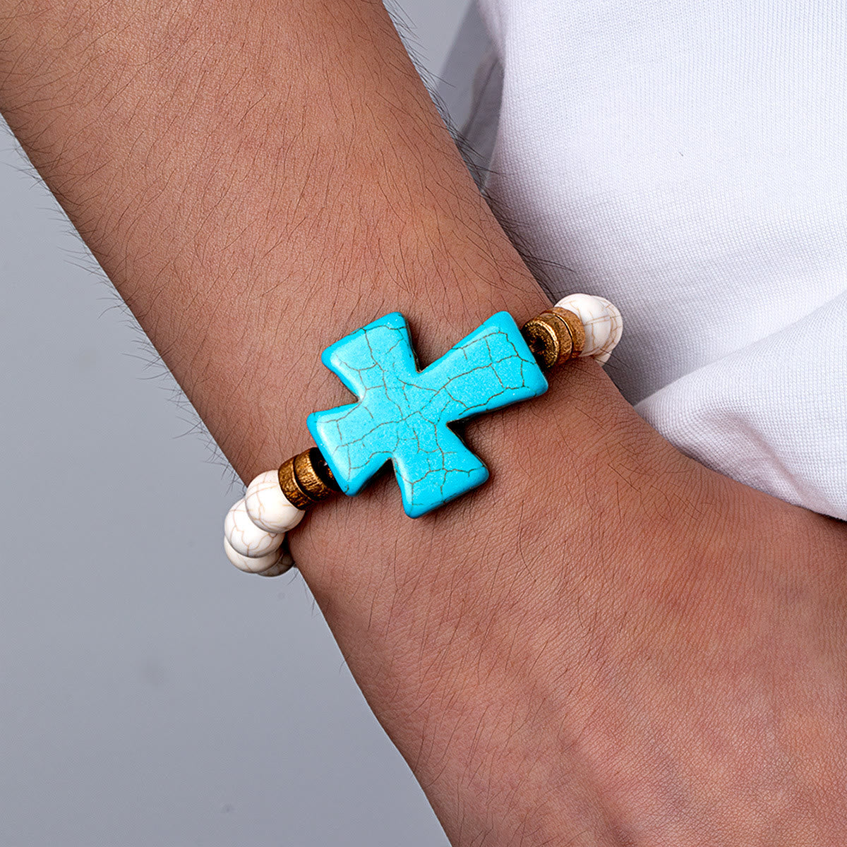 Pulsera cruzada texturizada multiestilo: devoción audaz para el uso diario