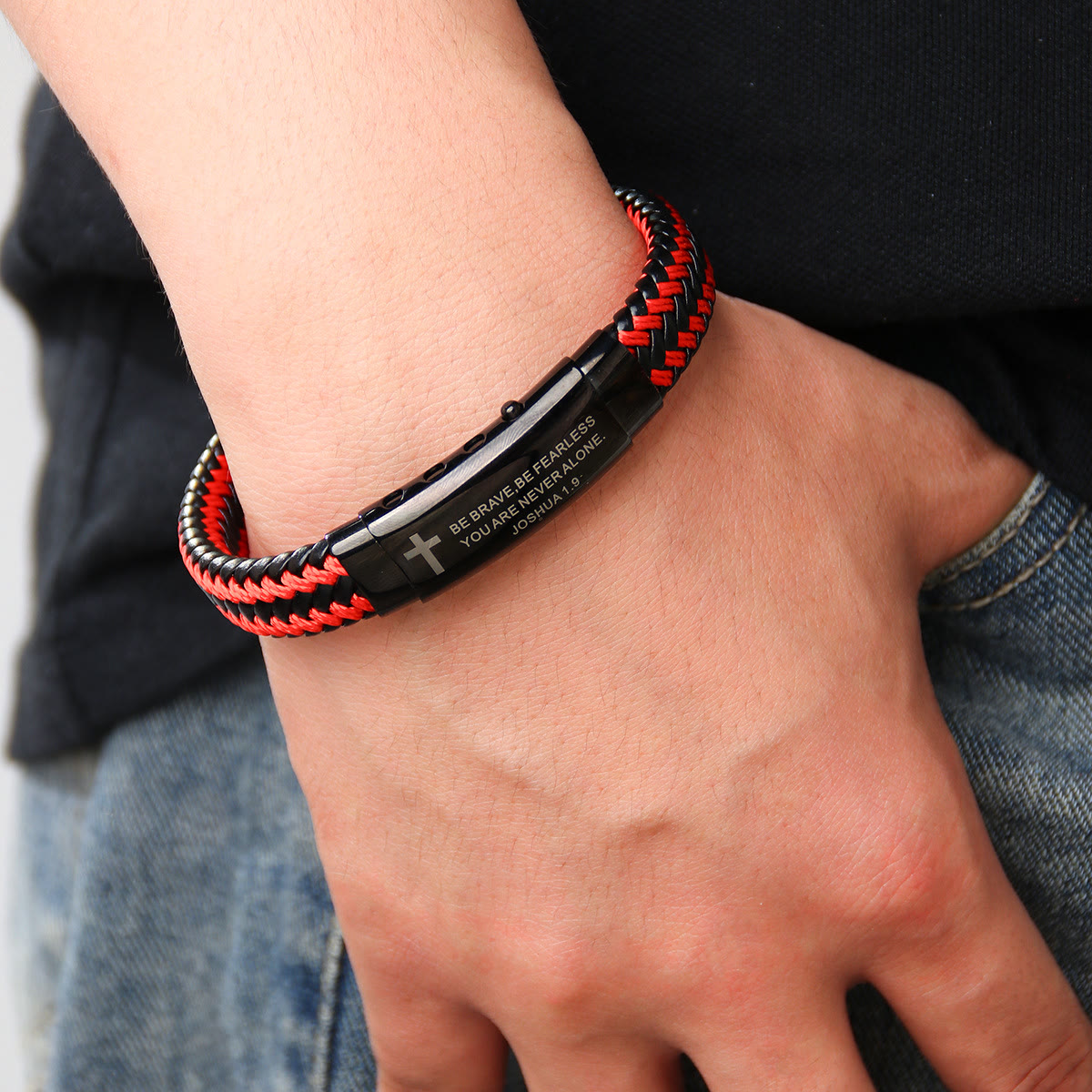 Bracelet en cuir tressé avec croix - Josué 1:9 : Courage audacieux au quotidien