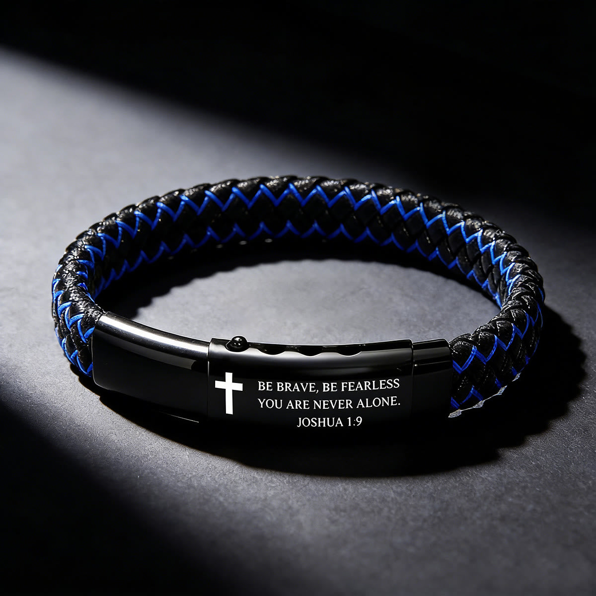 Bracelet en cuir tressé avec croix - Josué 1:9 : Courage audacieux au quotidien