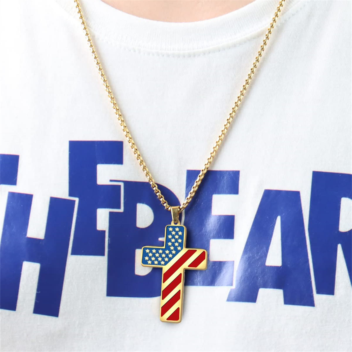 Collar Cruz Tricolor con Bandera Estadounidense y Escritura: Una Expresión Patriótica