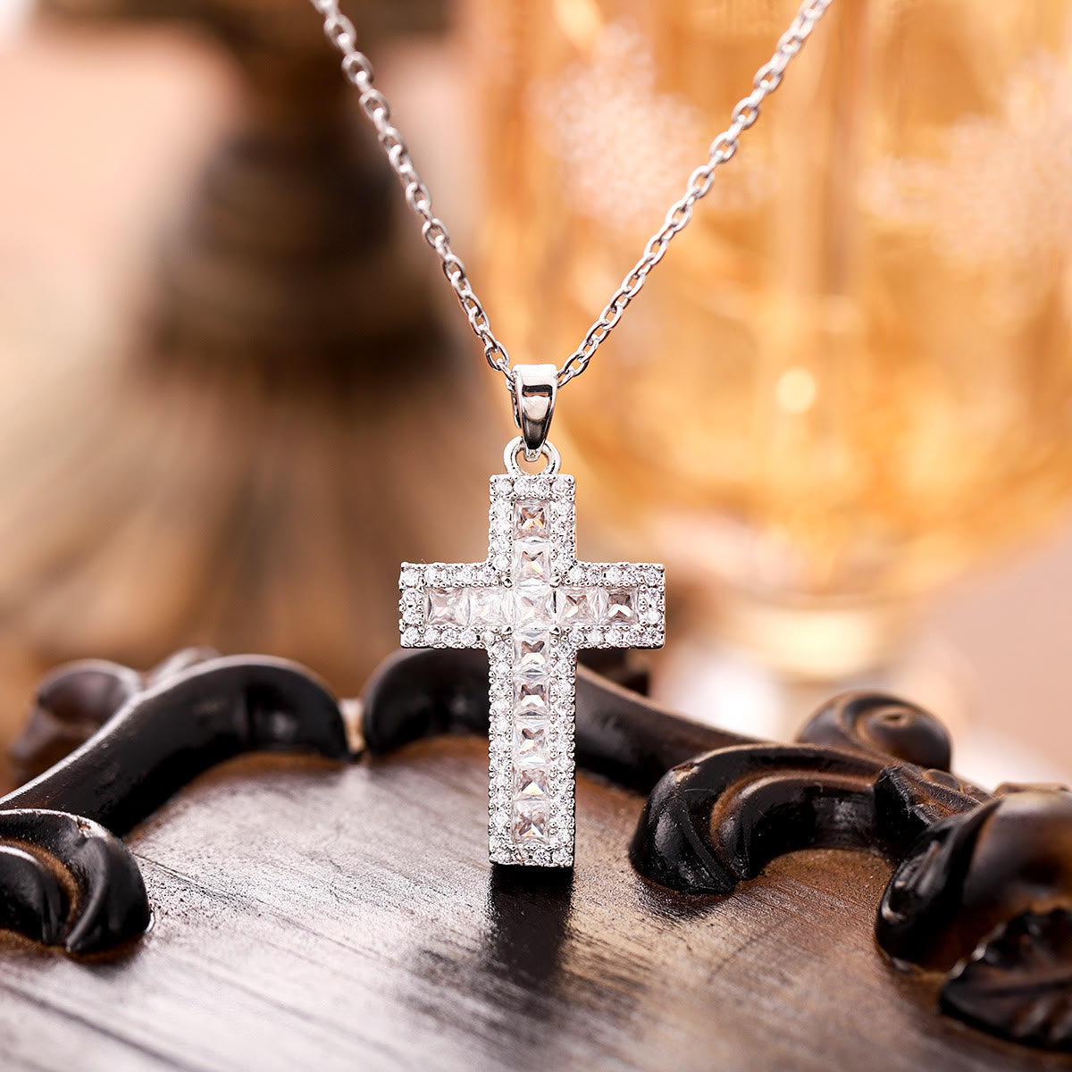Collar con colgante de cruz de circonita brillante: Fe radiante para uso diario
