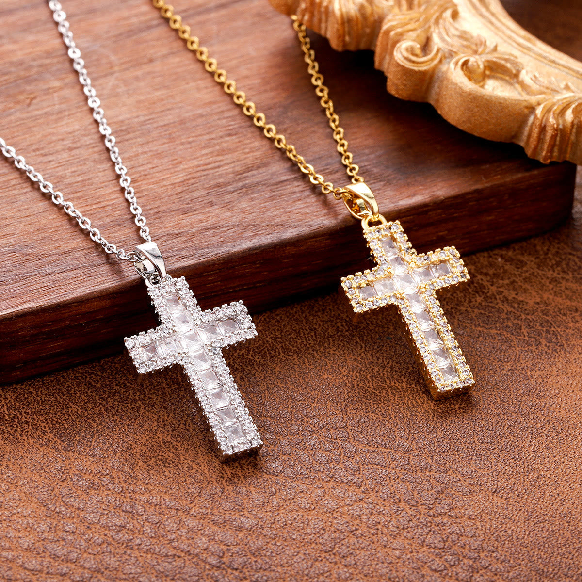 Collar con colgante de cruz de circonita brillante: Fe radiante para uso diario