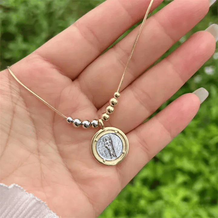 Collar con colgante del Sagrado Corazón/San Judas/San Benito: Un discreto recordatorio de su cuidado constante