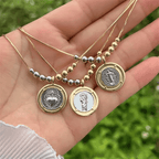Collar con colgante del Sagrado Corazón/San Judas/San Benito: Un discreto recordatorio de su cuidado constante