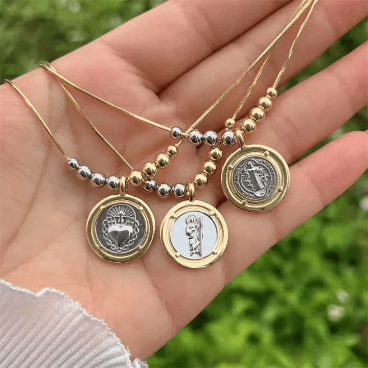 Collar con colgante del Sagrado Corazón/San Judas/San Benito: Un discreto recordatorio de su cuidado constante