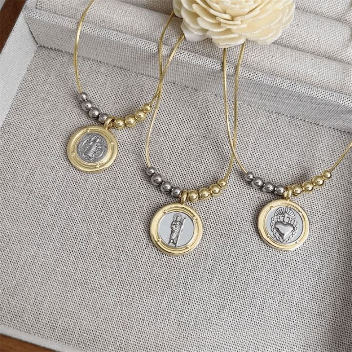 Collar con colgante del Sagrado Corazón/San Judas/San Benito: Un discreto recordatorio de su cuidado constante