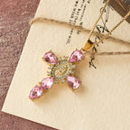 Collar con cruz de la Virgen María de diamantes