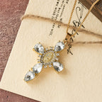 Collar con cruz de la Virgen María de diamantes