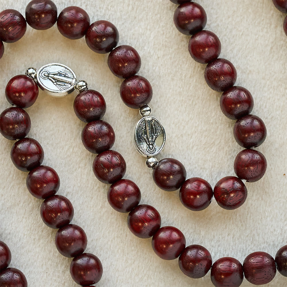 Pulsera de cuentas de sándalo con Medalla Milagrosa y alas de ángel