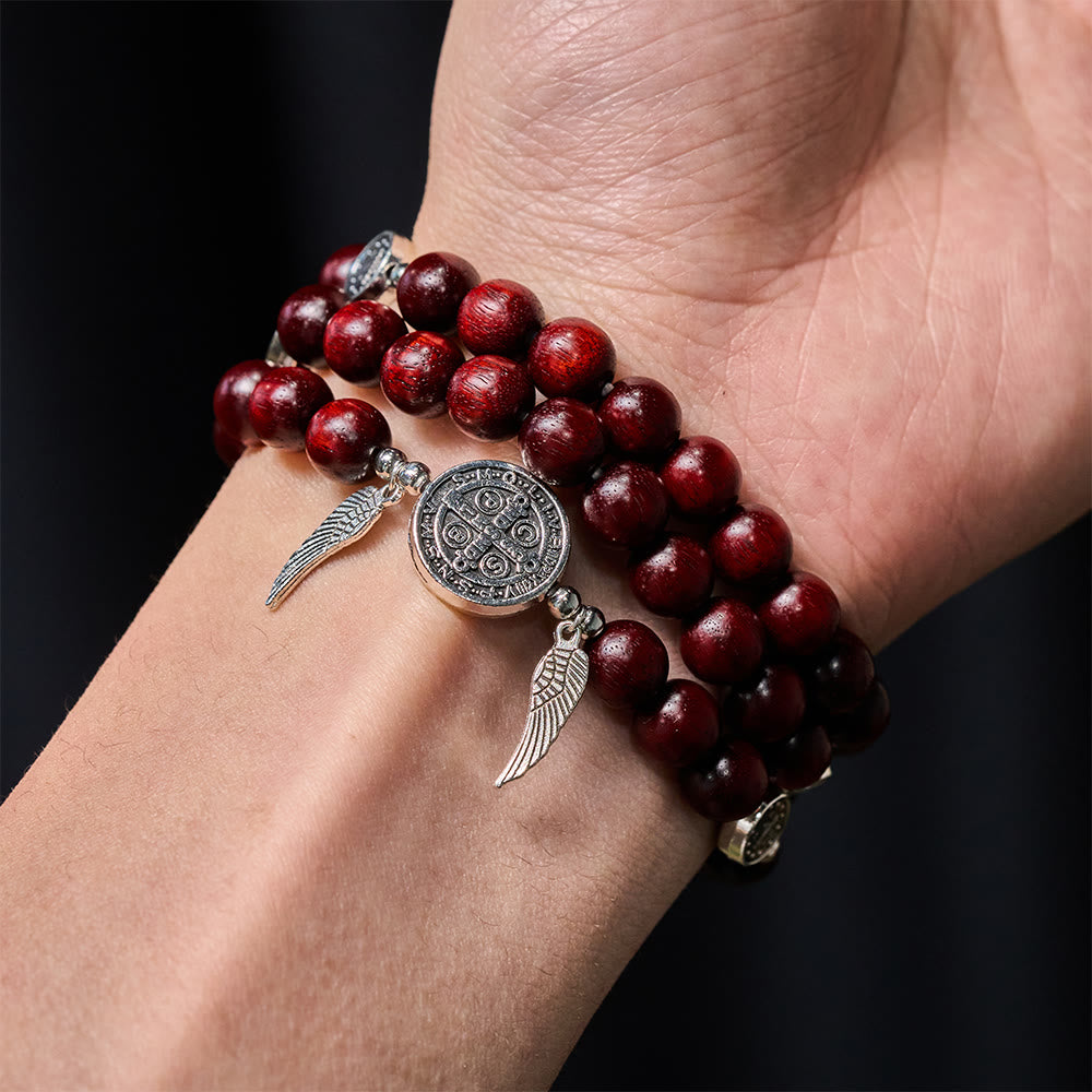 Pulsera de doble protección de cuentas de madera con San Benito y Medalla Milagrosa