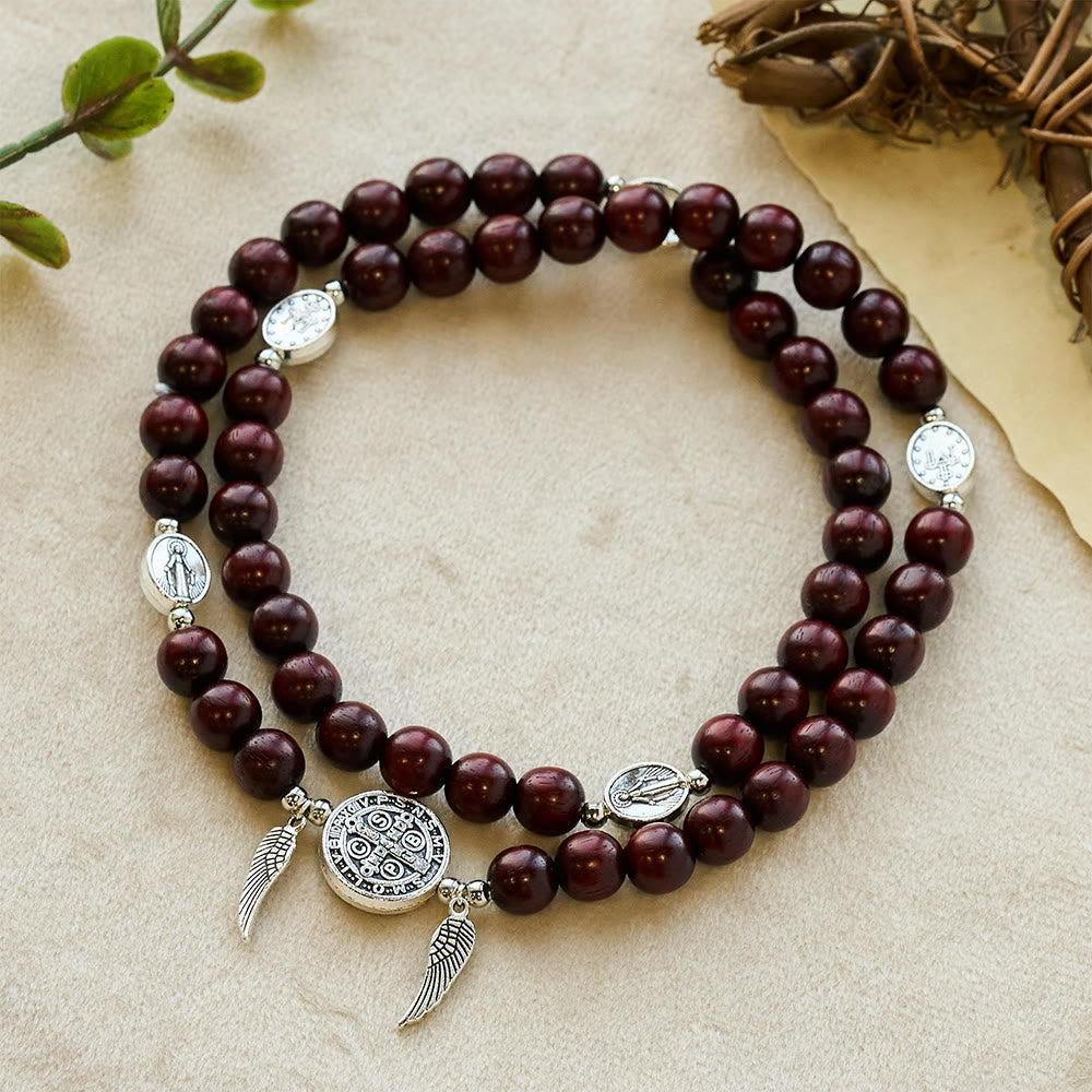 Pulsera de doble protección de cuentas de madera con San Benito y Medalla Milagrosa