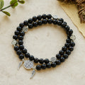 Pulsera de doble protección de cuentas de madera con San Benito y Medalla Milagrosa