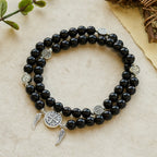 Pulsera de doble protección de cuentas de madera con San Benito y Medalla Milagrosa