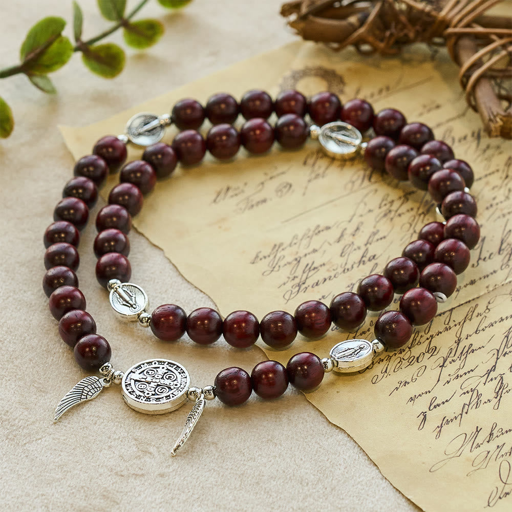 Pulsera de doble protección de cuentas de madera con San Benito y Medalla Milagrosa