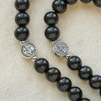 Pulsera de doble protección de cuentas de madera con San Benito y Medalla Milagrosa