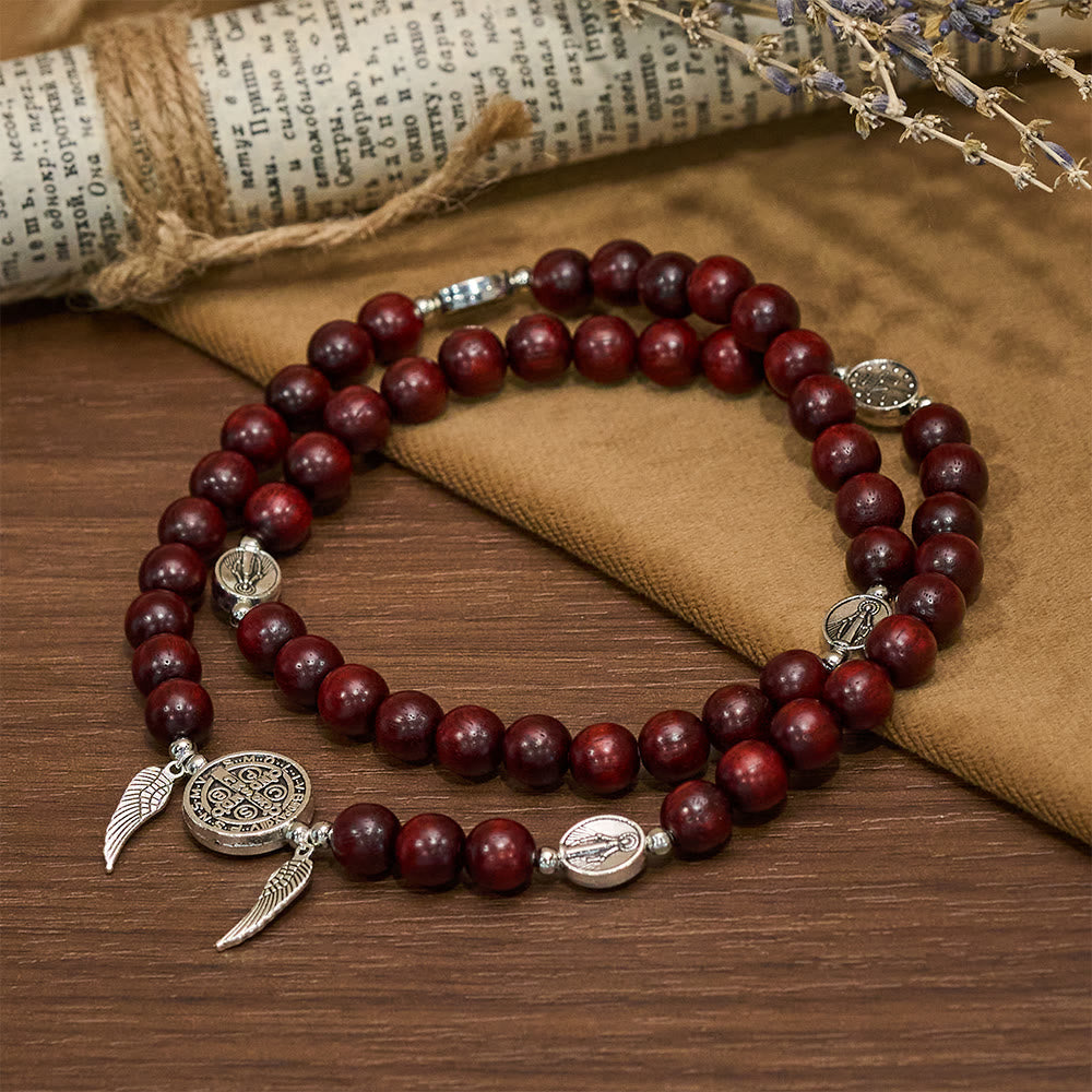 Pulsera de doble protección de cuentas de madera con San Benito y Medalla Milagrosa