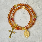 Pulsera Rosario de Caramelo Cálido con Acento JESÚS y Compañero de Fe de Nuestra Señora