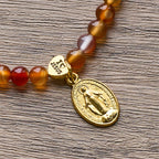 Pulsera Rosario de Caramelo Cálido con Acento JESÚS y Compañero de Fe de Nuestra Señora