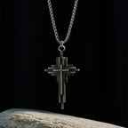 Collier croix en alliage structuré : Bijou de foi moderne à plusieurs niveaux