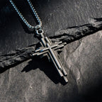 Collier croix en alliage structuré : Bijou de foi moderne à plusieurs niveaux
