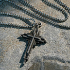 Collier croix en alliage structuré : Bijou de foi moderne à plusieurs niveaux