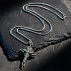 Collier croix en alliage structuré : Bijou de foi moderne à plusieurs niveaux