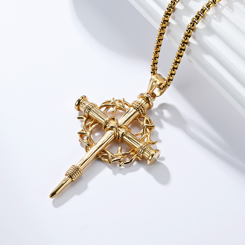 Croix à trois styles avec collier épineux : un rappel discret de sa rédemption.