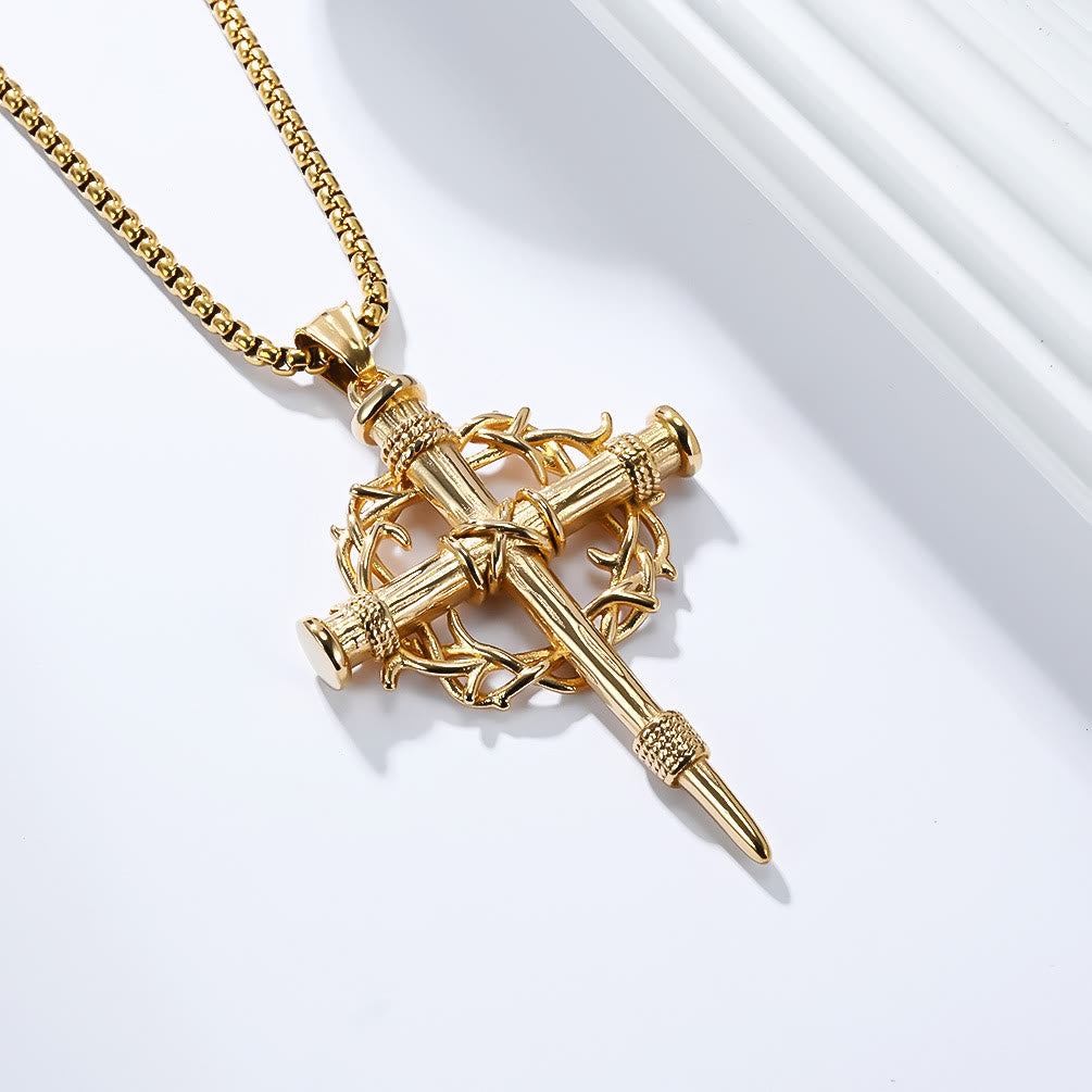 Croix à trois styles avec collier épineux : un rappel discret de sa rédemption.