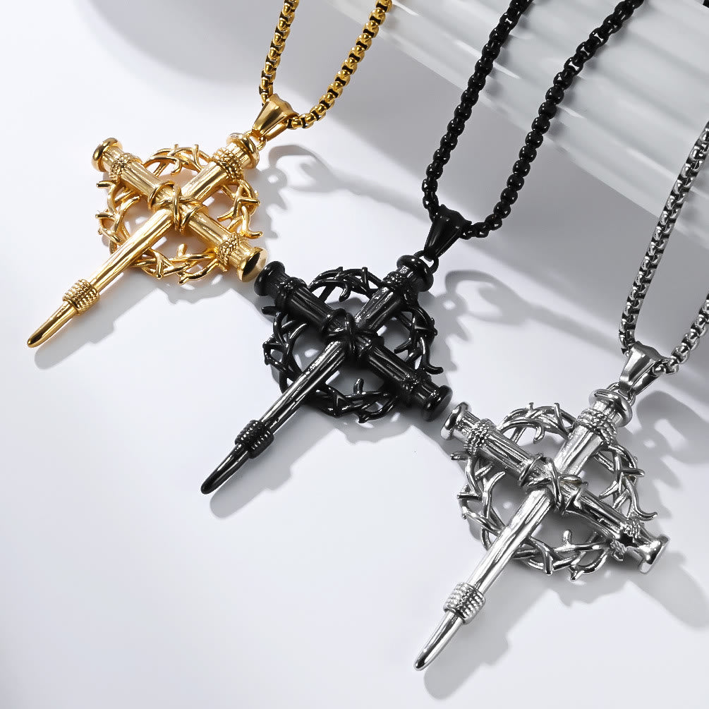Croix à trois styles avec collier épineux : un rappel discret de sa rédemption.
