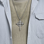 Croix à trois styles avec collier épineux : un rappel discret de sa rédemption.