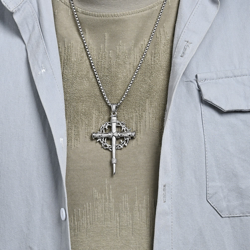 Croix à trois styles avec collier épineux : un rappel discret de sa rédemption.