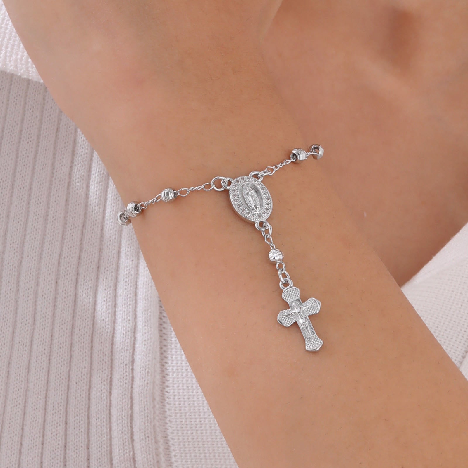 Bracelet pendentif Notre-Dame et Crucifix : Sa grâce à votre poignet
