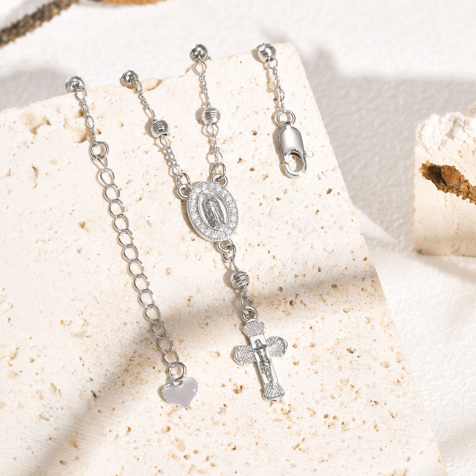 Bracelet pendentif Notre-Dame et Crucifix : Sa grâce à votre poignet