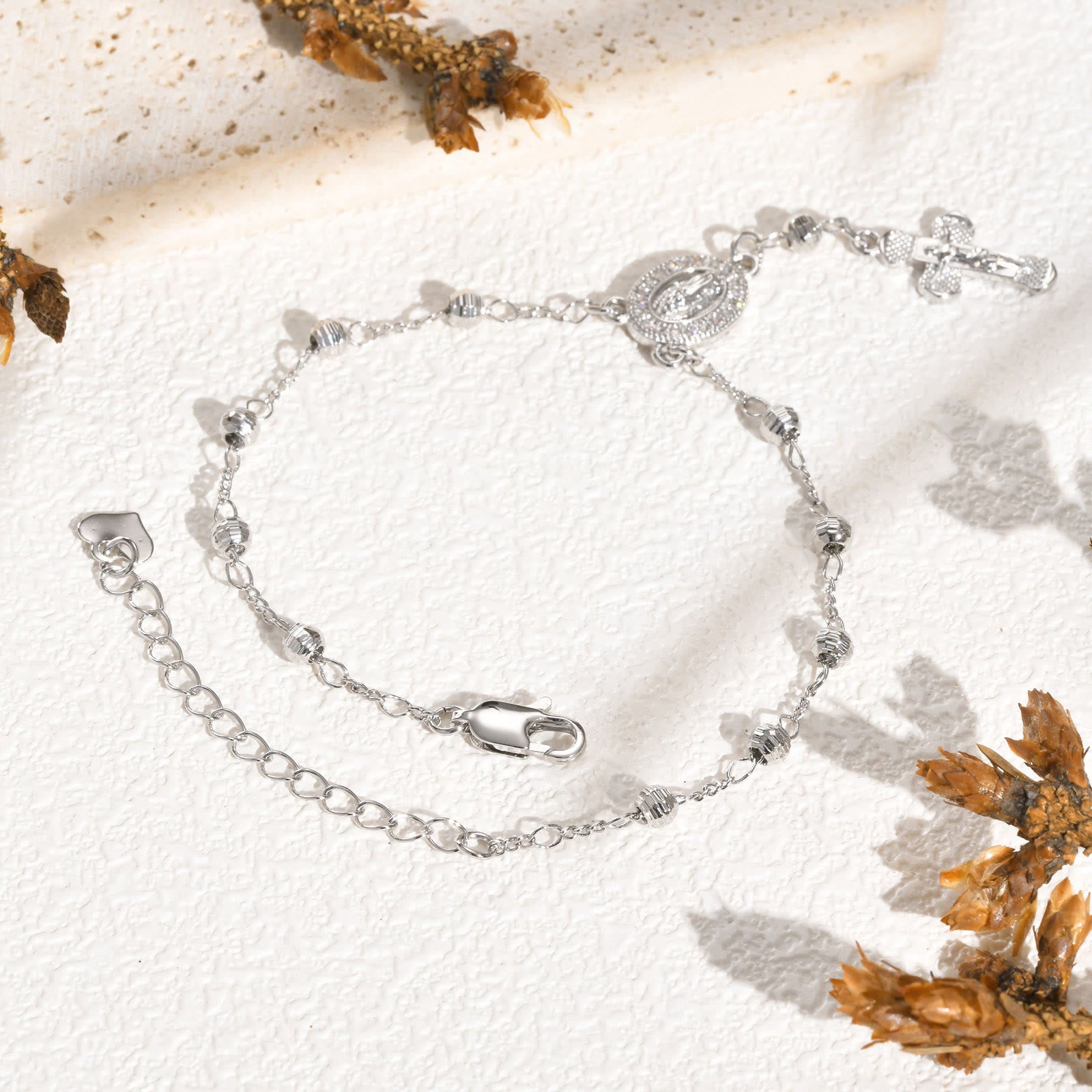 Bracelet pendentif Notre-Dame et Crucifix : Sa grâce à votre poignet